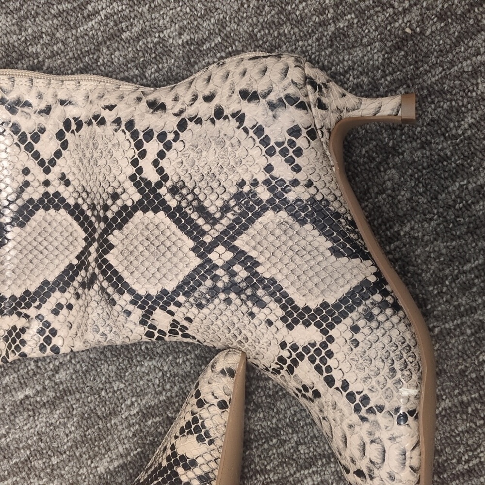 Journee Collection Women's Tan Snakeskin Print Heeled Boots Size 7.5‎ - Picture 2 of 5
